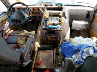 1993 GMC Vandura z VIN 1GDEG25KXPF515257, wystawiony jako Copart lot #56179665 z przebiegiem 308 324 mil mil oraz Szkody całkowita. Historia ofert i sprzedaży dostępna na DreamBid. Obrazek 8.