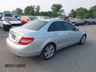 2011 Mercedes-Benz C 300 Sport z VIN WDDGF8BB4BR162261, wystawiony jako IAAI lot #42453021 z przebiegiem 168 400 mil mil oraz . Historia ofert i sprzedaży dostępna na DreamBid. Obrazek 4.