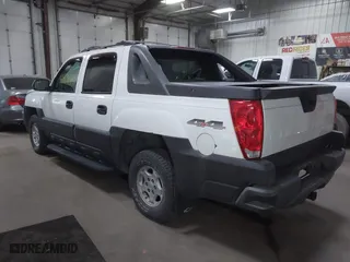 2005 Chevrolet Avalanche Z71 with VIN 3GNEK12Z45G118046, listed as a IAAI auction lot 41838447 with 203,799 mi miles. Bid and sale history available at carsss.com. Image 3.