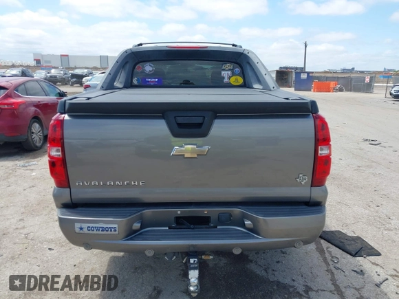 2008 Chevrolet Avalanche LS z VIN 3GNEC12J48G173429, wystawiony jako IAAI lot #42212433 z przebiegiem 151 817 mil mil oraz . Historia ofert i sprzedaży dostępna na DreamBid. Obrazek 16.