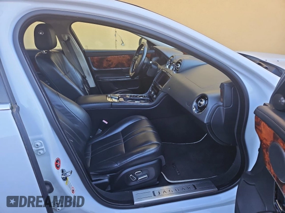 2013 Jaguar XJ с VIN SAJWJ1CD7D8V49599, выставлен на аукционе Copart как лот 43230675 с пробегом 133 163 миль миль и Чистый • Clean title. История ставок и продаж доступна на DreamBid. Изображение 5.
