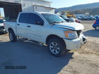 2011 Nissan Titan SL z VIN 1N6AA0EC2BN325692, wystawiony jako IAAI lot #41745085 z przebiegiem 227 343 mil mil oraz . Historia ofert i sprzedaży dostępna na DreamBid. Obrazek 1.