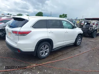 2015 Toyota Highlander XLE z VIN 5TDKKRFHXFS072625, wystawiony jako IAAI lot #42202616 z przebiegiem 121 337 mil mil oraz . Historia ofert i sprzedaży dostępna na DreamBid. Obrazek 4.