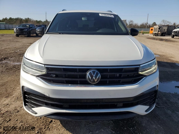 2022 Volkswagen Tiguan SE R-Line Black with VIN 3VVCB7AX5NM060390, listed as a Copart auction lot 47804245 with 55,727 mi miles and Salvage Title. Bid and sale history available at carsss.com. Image 5.
