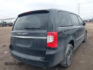 2014 Chrysler Town & Country S with VIN 2C4RC1HG2ER132454, listed as a IAAI auction lot 41743664 with 142,339 mi miles. Bid and sale history available at carsss.com. Image 4.