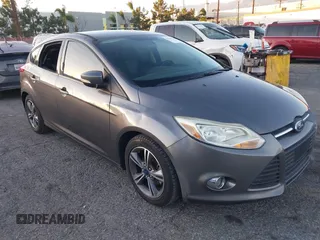 2014 Ford Focus SE z VIN 1FADP3K23EL305839, wystawiony jako IAAI lot #41345188 z przebiegiem 125 858 mil mil oraz . Historia ofert i sprzedaży dostępna na DreamBid. Obrazek 1.