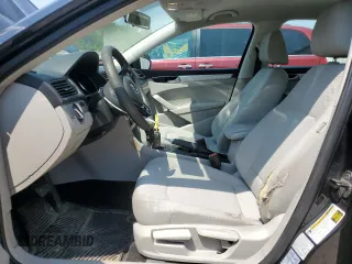 2017 Volkswagen Passat S z VIN 1VWAT7A38HC014720, wystawiony jako Copart lot #58744235 z przebiegiem 273 593 mil mil oraz Czysty tytuł • Clean title. Historia ofert i sprzedaży dostępna na DreamBid. Obrazek 7.