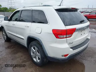 2011 Jeep Grand Cherokee Laredo z VIN 1J4RR4GG1BC572827, wystawiony jako IAAI lot #42313674 z przebiegiem 273 215 mil mil oraz . Historia ofert i sprzedaży dostępna na DreamBid. Obrazek 3.