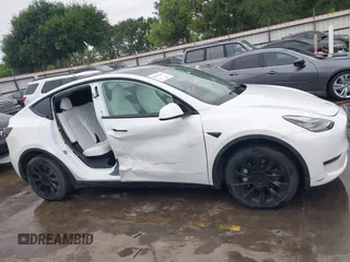 2022 Tesla Model Y Long Range z VIN 7SAYGDEE2NF420882, wystawiony jako IAAI lot #42023642 z przebiegiem 19 783 mil mil oraz . Historia ofert i sprzedaży dostępna na DreamBid. Obrazek 13.