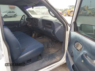 2000 Chevrolet Silverado 2500 z VIN 1GCGK29R4YF475472, wystawiony jako IAAI lot #42082060 z przebiegiem 192 899 mil mil oraz . Historia ofert i sprzedaży dostępna na DreamBid. Obrazek 5.