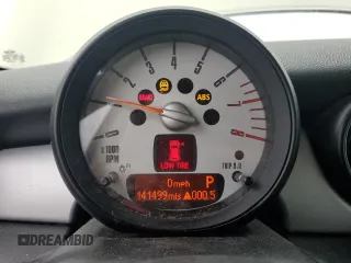 2011 MINI Hardtop z VIN WMWSU3C56BT096298, wystawiony jako Copart lot #55764375 z przebiegiem 141 499 mil mil oraz Szkody całkowita. Historia ofert i sprzedaży dostępna na DreamBid. Obrazek 9.