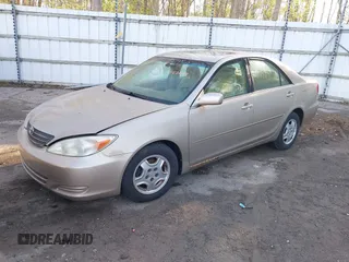 2003 Toyota Camry LE z VIN 4T1BF32K03U562089, wystawiony jako IAAI lot #42213639 z przebiegiem 281 054 mil mil oraz . Historia ofert i sprzedaży dostępna na DreamBid. Obrazek 2.