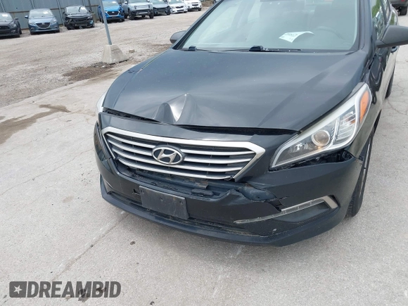 2015 Hyundai Sonata SE z VIN 5NPE24AF0FH058504, wystawiony jako IAAI lot #42354602 z przebiegiem 194 470 mil mil oraz . Historia ofert i sprzedaży dostępna na DreamBid. Obrazek 6.