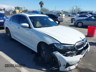2020 BMW 3 Series 330i with VIN 3MW5R1J02L8B31552, listed as a IAAI auction lot 41760488 with 32,918 mi miles. Bid and sale history available at carsss.com. Image 1.