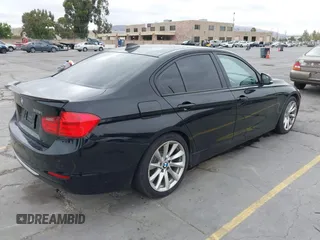 2013 BMW 3 Series 328i z VIN WBA3C1G52DNR47221, wystawiony jako IAAI lot #42818436 z przebiegiem 131 021 mil mil oraz . Historia ofert i sprzedaży dostępna na DreamBid. Obrazek 4.