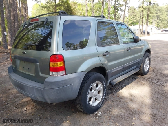 2005 Ford Escape XLT with VIN 1FMYU93105DA09261, listed as a IAAI auction lot 42043063 with 92,203 mi miles. Bid and sale history available at carsss.com. Image 4.