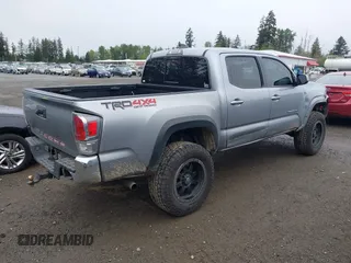 2020 Toyota Tacoma SR5 z VIN 3TMCZ5AN8LM323918, wystawiony jako IAAI lot #42279462 z przebiegiem 105 923 mil mil oraz . Historia ofert i sprzedaży dostępna na DreamBid. Obrazek 4.