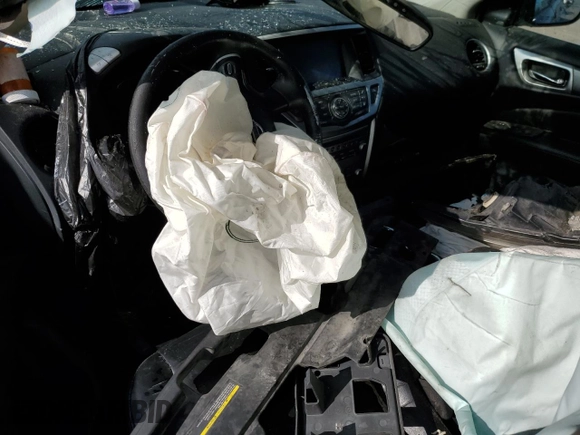 2018 Nissan Pathfinder SL z VIN 5N1DR2MM0JC636204, wystawiony jako Copart lot #55127915 z przebiegiem Nie podano mil oraz Szkoda całkowita • Salvage title. Historia ofert i sprzedaży dostępna na DreamBid. Obrazek 8.