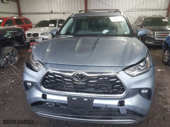 2024 Toyota Highlander LE with VIN 5TDKDRBH4RS567200, listed as a IAAI auction lot 41451059 with 4,439 mi miles. Bid and sale history available at carsss.com. Image 12.