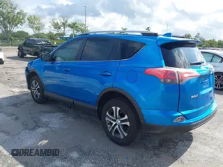 2017 Toyota RAV4 LE z VIN JTMZFREV4HJ112174, wystawiony jako IAAI lot #40311487 z przebiegiem 94 082 mil mil oraz . Historia ofert i sprzedaży dostępna na DreamBid. Obrazek 3.