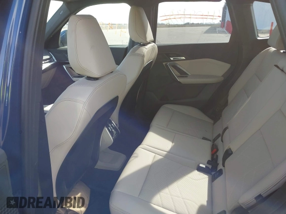 2025 BMW X1 xDrive28i z VIN WBX73EF01S5110817, wystawiony jako IAAI lot #41991160 z przebiegiem 1 287 mil mil oraz . Historia ofert i sprzedaży dostępna na DreamBid. Obrazek 8.