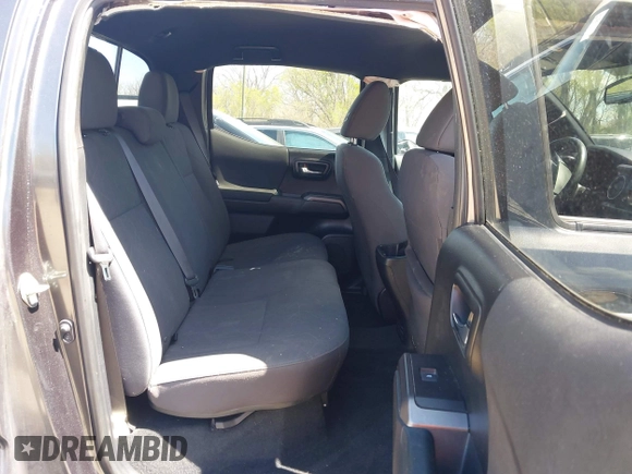 2018 Toyota Tacoma SR5 z VIN 3TMDZ5BN0JM051283, wystawiony jako IAAI lot #42008928 z przebiegiem 106 155 mil mil oraz . Historia ofert i sprzedaży dostępna na DreamBid. Obrazek 8.