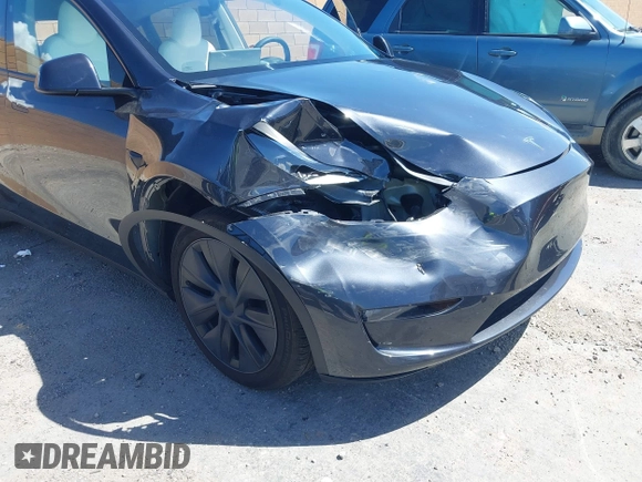 2024 Tesla Model Y Long Range z VIN 7SAYGAEE8RF198286, wystawiony jako IAAI lot #41950454 z przebiegiem 7 611 mil mil oraz . Historia ofert i sprzedaży dostępna na DreamBid. Obrazek 6.