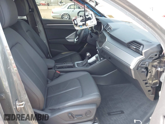 2022 Audi Q3 S line Premium Plus z VIN WA1EECF39N1066181, wystawiony jako IAAI lot #42570617 z przebiegiem 33 066 mil mil oraz . Historia ofert i sprzedaży dostępna na DreamBid. Obrazek 5.