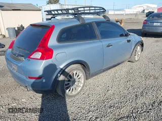 2011 Volvo C30 z VIN YV1672MK4B2248010, wystawiony jako IAAI lot #42081566 z przebiegiem 120 260 mil mil oraz . Historia ofert i sprzedaży dostępna na DreamBid. Obrazek 4.