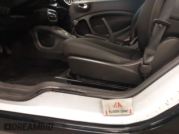 2016 Smart fortwo Passion z VIN WMEFJ5DA9GK061774, wystawiony jako IAAI lot #42005599 z przebiegiem 44 323 mil mil oraz . Historia ofert i sprzedaży dostępna na DreamBid. Obrazek 6.