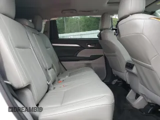 2018 Toyota Highlander SE z VIN 5TDKZRFH1JS543131, wystawiony jako Copart lot #59556625 z przebiegiem Nie podano mil oraz Szkoda całkowita • Salvage title. Historia ofert i sprzedaży dostępna na DreamBid. Obrazek 11.