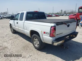 2006 Chevrolet Silverado 1500 LT1 with VIN 2GCEK19B061108884, listed as a IAAI auction lot 42072137 with 299,000 mi miles. Bid and sale history available at carsss.com. Image 3.