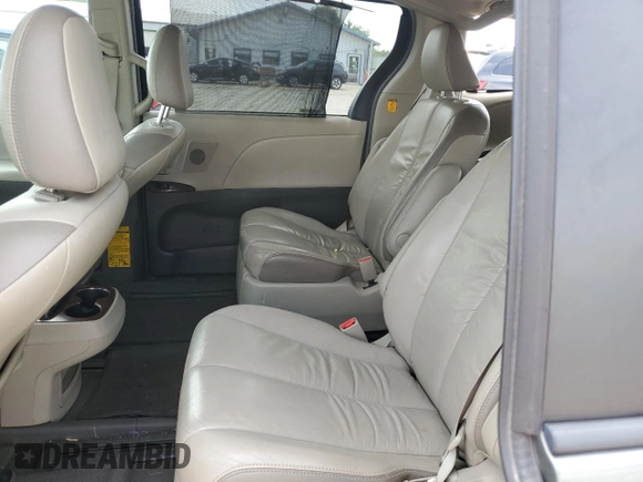 2011 Toyota Sienna XLE AAS z VIN 5TDYK3DC9BS046073, wystawiony jako Copart lot #57030305 z przebiegiem 246 956 mil mil oraz Szkoda całkowita • Salvage title. Historia ofert i sprzedaży dostępna na DreamBid. Obrazek 10.