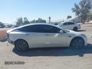2022 Tesla Model 3 Long Range z VIN 5YJ3E1EB8NF212930, wystawiony jako IAAI lot #41658127 z przebiegiem 43 773 mil mil oraz . Historia ofert i sprzedaży dostępna na DreamBid. Obrazek 14.