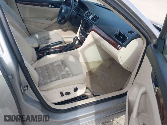 2013 Volkswagen Passat SEL Premium z VIN 1VWCP7A39DC045689, wystawiony jako IAAI lot #41903244 z przebiegiem 199 385 mil mil oraz . Historia ofert i sprzedaży dostępna na DreamBid. Obrazek 5.