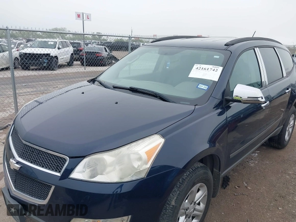 2012 Chevrolet Traverse LS z VIN 1GNKRFED1CJ327462, wystawiony jako IAAI lot #42161742 z przebiegiem 231 729 mil mil oraz . Historia ofert i sprzedaży dostępna na DreamBid. Obrazek 6.