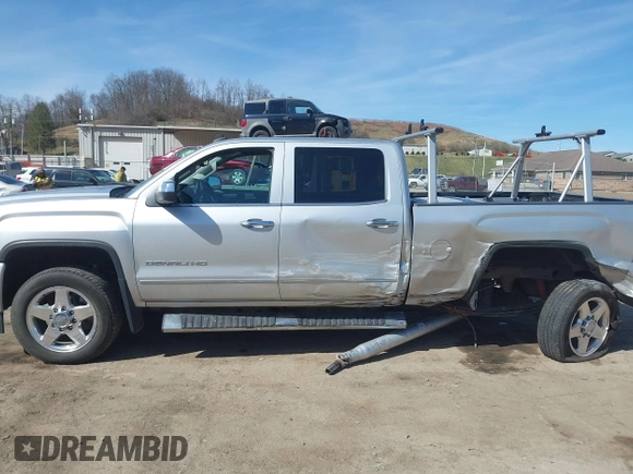 2015 GMC Sierra 2500HD Denali z VIN 1GT120EG3FF135791, wystawiony jako IAAI lot #41854102 z przebiegiem 93 186 mil mil oraz . Historia ofert i sprzedaży dostępna na DreamBid. Obrazek 14.
