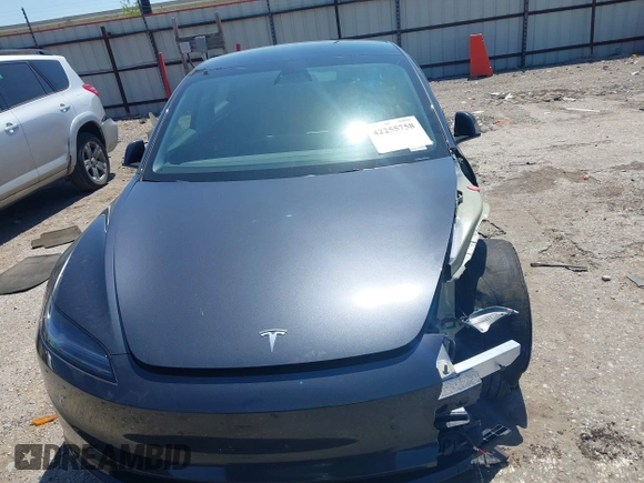 2025 Tesla Model 3 Long Range z VIN 5YJ3E1EB6SF924607, wystawiony jako IAAI lot #42255758 z przebiegiem 5 881 mil mil oraz . Historia ofert i sprzedaży dostępna na DreamBid. Obrazek 11.