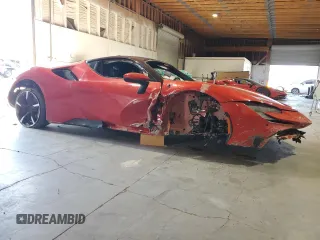 2021 Ferrari SF90 z VIN ZFF95NLA8M0263161, wystawiony jako Copart lot #44430285 z przebiegiem 6090 mil mil oraz Tytuł czysty. Historia ofert i sprzedaży dostępna na DreamBid. Obrazek 4.