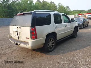 2008 GMC Yukon Denali z VIN 1GKFK63878J102480, wystawiony jako IAAI lot #42410257 z przebiegiem 258 841 mil mil oraz . Historia ofert i sprzedaży dostępna na DreamBid. Obrazek 4.