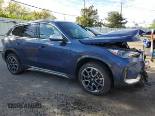 2024 BMW X1 xDrive28i z VIN WBX73EF0XR5017143, wystawiony jako Copart lot #54323325 z przebiegiem 5 411 mil mil oraz Szkoda całkowita • Salvage title. Historia ofert i sprzedaży dostępna na DreamBid. Obrazek 4.