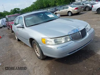 2000 Lincoln Town Car Executive z VIN 1LNHM81W4YY871016, wystawiony jako IAAI lot #42155475 z przebiegiem 184 429 mil mil oraz . Historia ofert i sprzedaży dostępna na DreamBid. Obrazek 1.
