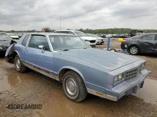 1984 Chevrolet Monte Carlo z VIN 1G1AZ37H3ER221496, wystawiony jako Copart lot #54297665 z przebiegiem 91 351 mil mil oraz Szkody całkowita. Historia ofert i sprzedaży dostępna na DreamBid. Obrazek 4.