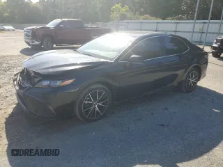 2023 Toyota Camry SE z VIN 4T1G11AK9PU731395, wystawiony jako Copart lot #52446035 z przebiegiem 55 807 mil mil oraz Szkoda całkowita • Salvage title. Historia ofert i sprzedaży dostępna na DreamBid. Obrazek 1.