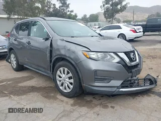 2017 Nissan Rogue SV z VIN 5N1AT2MN2HC782126, wystawiony jako IAAI lot #42147491 z przebiegiem 129 128 mil mil oraz . Historia ofert i sprzedaży dostępna na DreamBid. Obrazek 1.