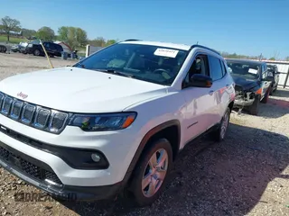 2022 Jeep Compass Latitude z VIN 3C4NJDBB2NT236443, wystawiony jako IAAI lot #42030411 z przebiegiem 57 223 mil mil oraz . Historia ofert i sprzedaży dostępna na DreamBid. Obrazek 2.