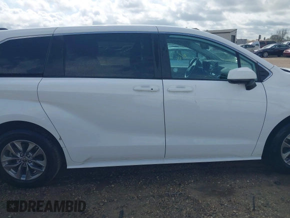 2024 Toyota Sienna LE with VIN 5TDKRKEC5RS196136, listed as a IAAI auction lot 41766022 with 26,044 mi miles. Bid and sale history available at carsss.com. Image 13.