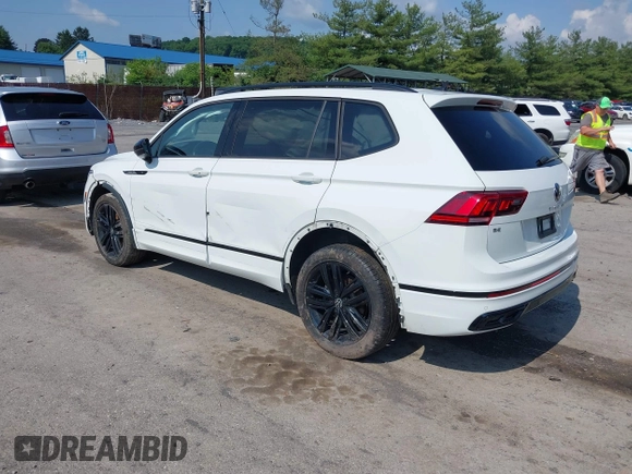 2022 Volkswagen Tiguan SE R-Line Black with VIN 3VV8B7AX0NM007523, listed as a IAAI auction lot 42457688 with 39,084 mi miles and . Bid and sale history available at DreamBid. Image 3.