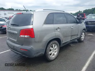 2013 Kia Sorento LX z VIN 5XYKT3A6XDG409434, wystawiony jako IAAI lot #42628868 z przebiegiem 161 972 mil mil oraz . Historia ofert i sprzedaży dostępna na DreamBid. Obrazek 4.