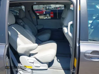 2013 Toyota Sienna LE AAS z VIN 5TDKK3DCXDS328201, wystawiony jako IAAI lot #42773579 z przebiegiem 106 890 mil mil oraz . Historia ofert i sprzedaży dostępna na DreamBid. Obrazek 8.